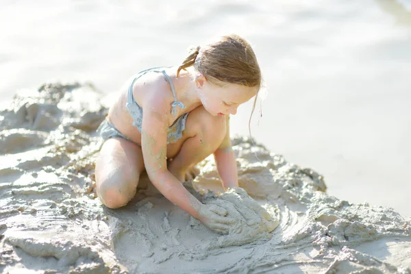 年轻女孩在立陶宛维尔纽斯附近的Gela湖中洗澡 玩泥巴的孩子小孩子玩药用黏土 — 图库照片