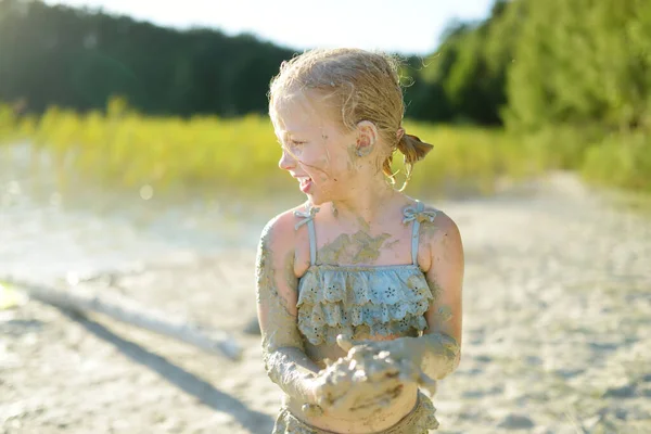 Jong Meisje Neemt Geneeskrachtige Modderbaden Aan Het Gela Meer Bij — Stockfoto