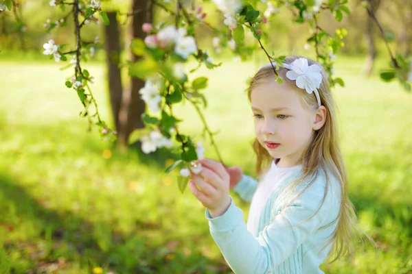 Urocza Dziewczynka Kwitnący Ogród Drzewa Jabłko Piękny Wiosenny Dzień Słodkie — Zdjęcie stockowe