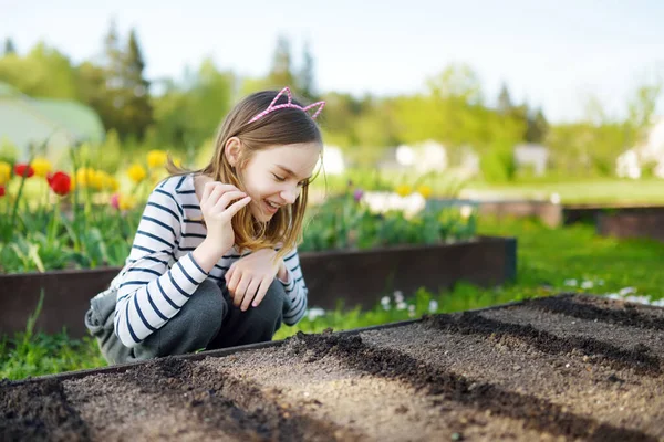 Menina Bonito Ajudando Plantar Mudas Jardim Crianças Que Participam Tarefas — Fotografia de Stock