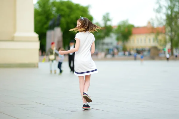 リトアニアのヴィリニュスの街を暖かく晴れた夏の日にかわいい女の子の観光 子供連れのファミリーレジャー — ストック写真