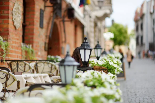 リトアニアのヴィリニュスにある植物や花で美しく装飾された屋外レストランテーブルは 素敵な夏の日に — ストック写真