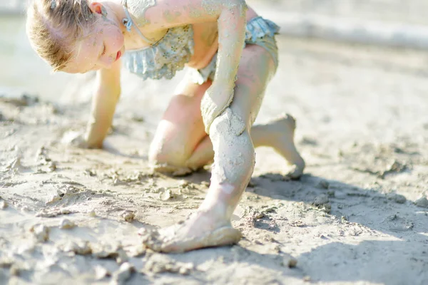 リトアニアのヴィリニュス近くのジェラ湖で泥浴をしている若い女の子 泥遊びをしている子供 薬粘土で遊ぶ子供 — ストック写真