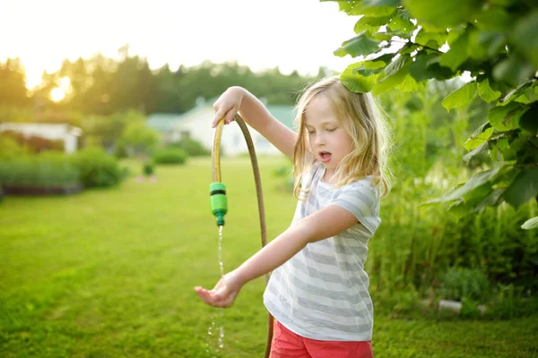 Söt Liten Flicka Som Leker Med Trädgårdsslang Varm Sommardag Sommaraktiviteter — Stockfoto