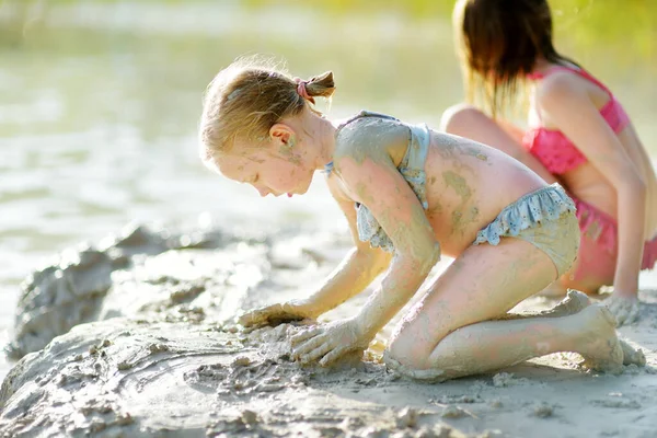 在立陶宛维尔纽斯附近的Gela湖边 两个妹妹正在接受治疗性泥浴 孩子们在玩泥巴 玩药用黏土的孩子 — 图库照片