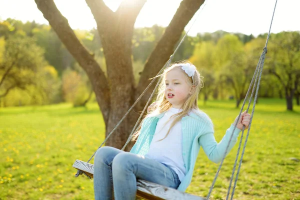 Nettes Kleines Mädchen Das Spaß Auf Einer Schaukel Sommergarten Hat — Stockfoto