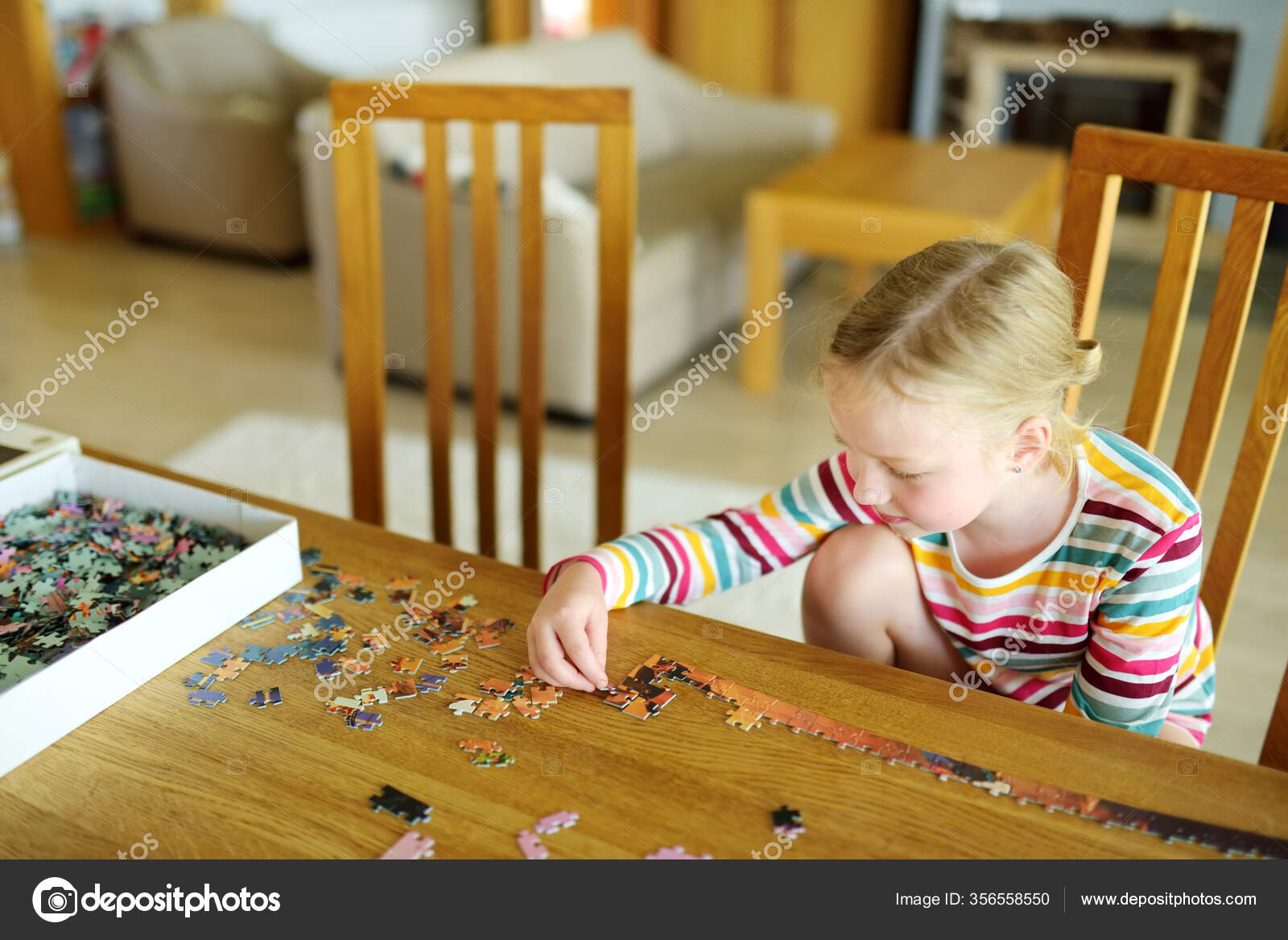Crianças Da Pré-escola Brincando Com Quebra-cabeças Em Uma Mesa