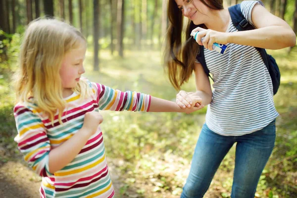 Mor Applicerar Insektsmedel Sin Dotter Innan Skogsvandring Vacker Sommardag Skyddar — Stockfoto