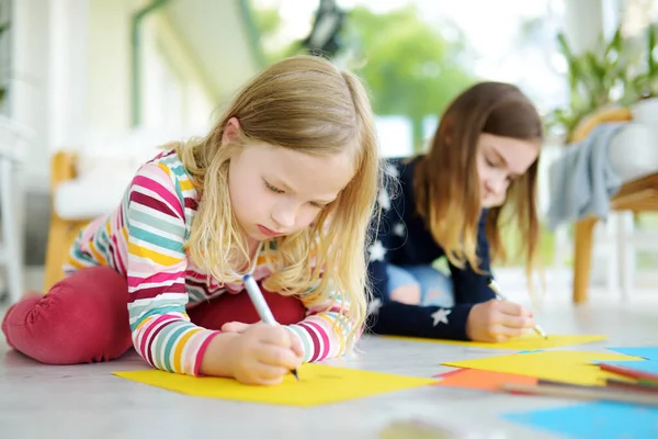 Evde Renkli Kalemlerle Çizim Yapan Iki Genç Kız Kardeş Yaratıcı — Stok fotoğraf