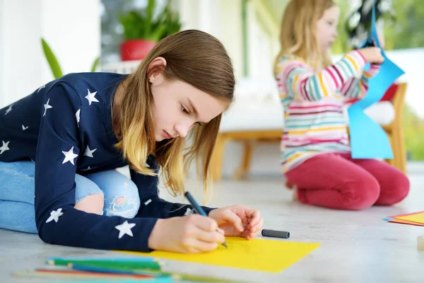 Två Unga Systrar Ritar Med Färgglada Pennor Hemma Kreativa Barn — Stockfoto