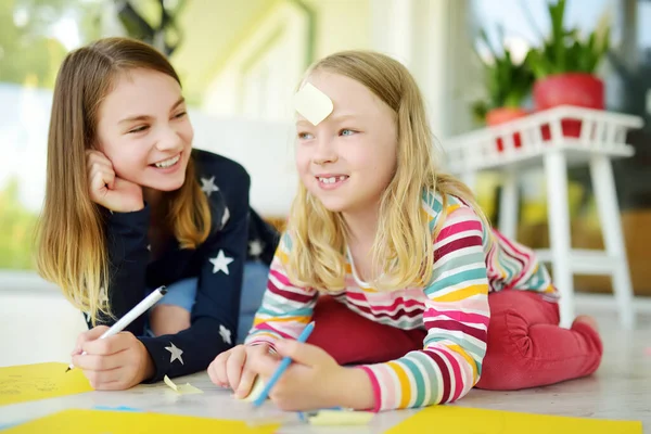 Дві Молодші Сестри Малюють Різнокольоровими Олівцями Вдома Креативні Діти Роблять — стокове фото