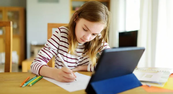 Studentessa Adolescente Che Compiti Con Tablet Digitale Casa Bambino Che — Foto Stock