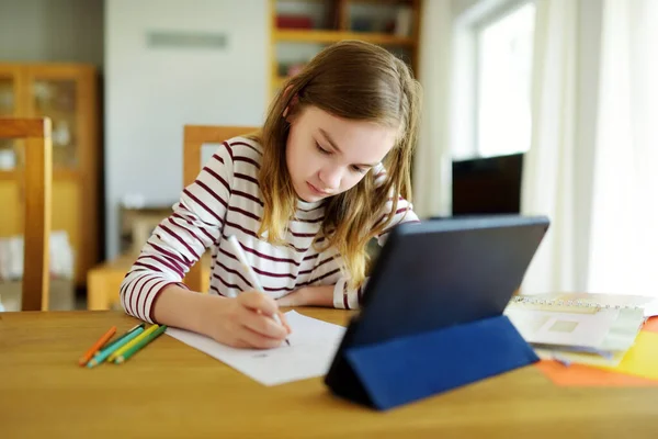 Kleuterschoolmeisje Doet Haar Huiswerk Met Digitale Tablet Thuis Kind Dat — Stockfoto