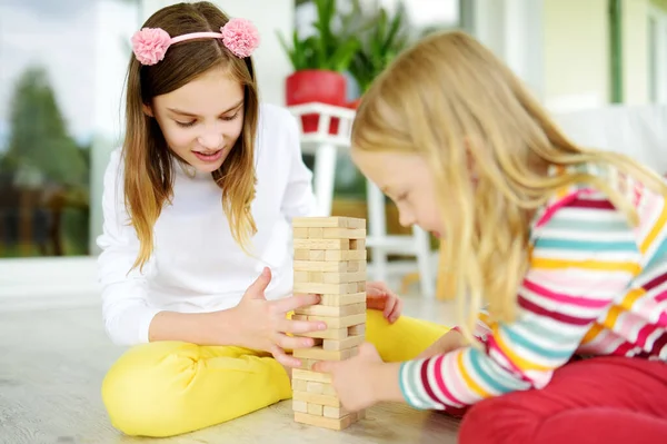 Dos Hermanas Lindas Jugando Bloques Madera Juego Torre Casa Niños —  Fotos de Stock