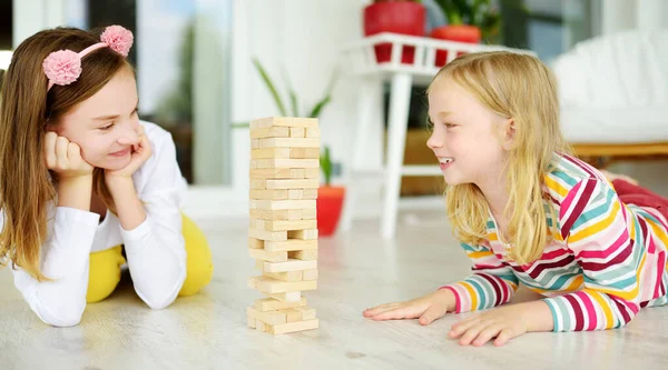 Två Söta Systrar Spelar Trä Block Torn Spel Hemma Barn — Stockfoto