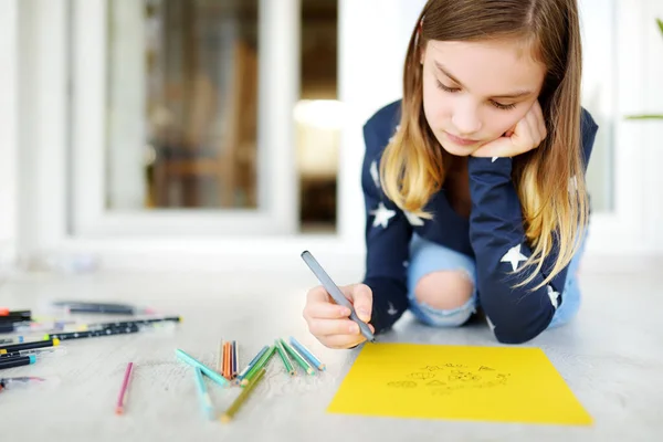 Ung Flicka Ritar Med Färgglada Pennor Hemma Kreativ Grabb Som — Stockfoto