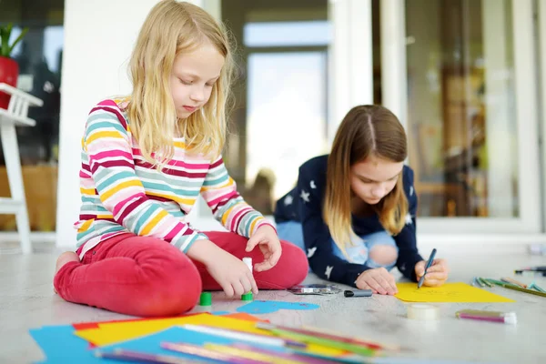 Dos Hermanas Jóvenes Dibujando Con Lápices Colores Casa Niños Creativos —  Fotos de Stock