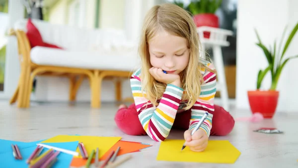 小女孩在家里用彩色铅笔画画 有创意的孩子在做手工艺 儿童的教育和远距离学习 检疫期间在家学习 待在家里娱乐 — 图库照片