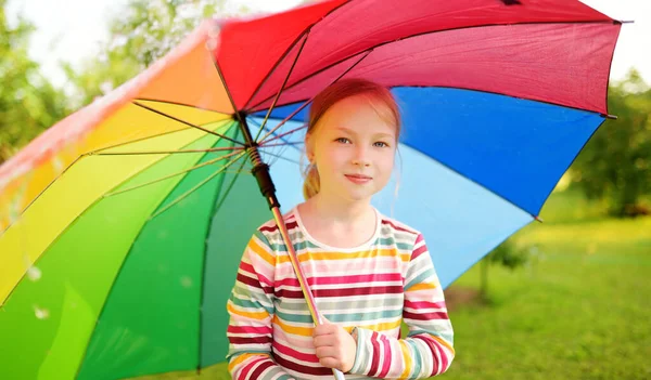 Menina Bonito Segurando Guarda Chuva Colorido Dia Verão Chuvoso Criança — Fotografia de Stock