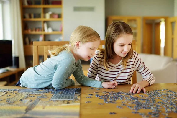 Raparigas Giras Jogar Puzzles Casa Crianças Conectando Peças Quebra Cabeça — Fotografia de Stock