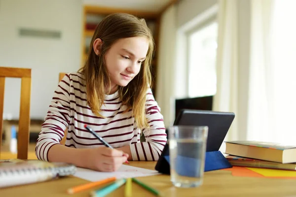 Předpuberťačka Dělá Domácí Úkoly Digitálním Tabletem Doma Dítě Používající Gadgets — Stock fotografie