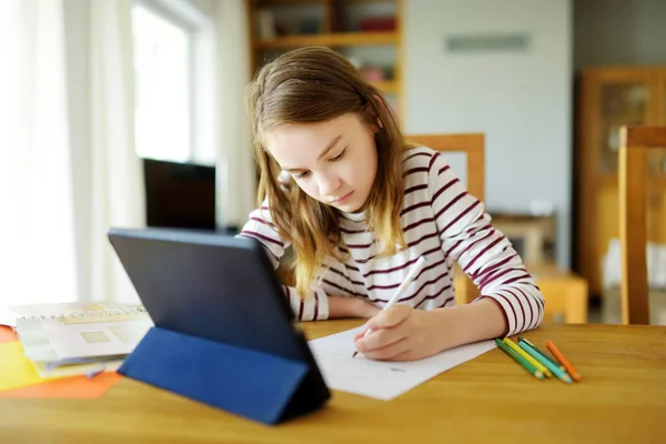 Předpuberťačka Dělá Domácí Úkoly Digitálním Tabletem Doma Dítě Používající Gadgets — Stock fotografie