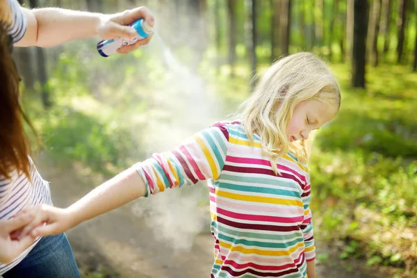 Mère Appliquant Insectifuge Fille Avant Randonnée Forêt Belle Journée Été — Photo