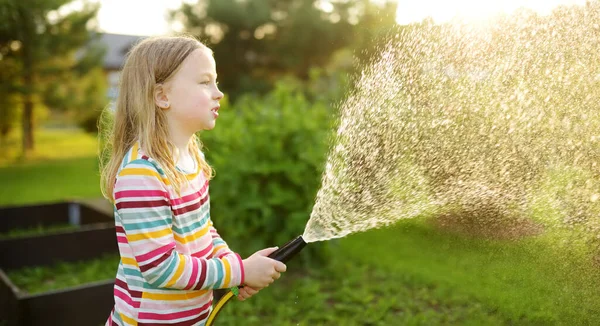 Entzückendes Kleines Mädchen Das Einem Warmen Sommertag Mit Einem Gartenschlauch — Stockfoto