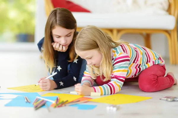 Δύο Νεαρές Αδερφές Ζωγραφίζουν Πολύχρωμα Μολύβια Στο Σπίτι Δημιουργικά Παιδιά — Φωτογραφία Αρχείου