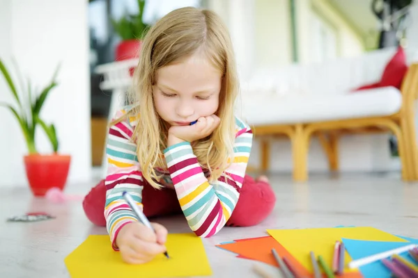 Fiatal Lány Rajzol Színes Ceruzákkal Otthon Kreatív Kölyök Kézműves Oktatás — Stock Fotó