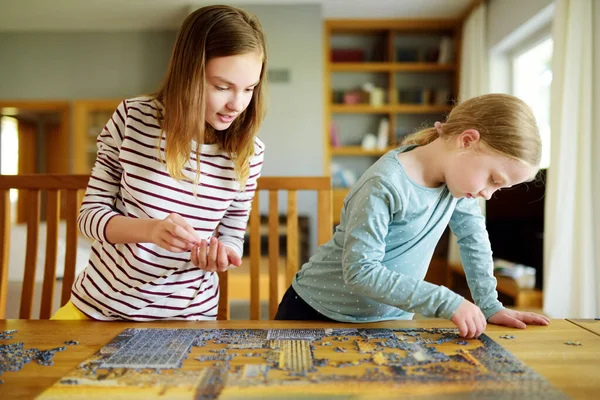 Raparigas Giras Jogar Puzzles Casa Crianças Conectando Peças Quebra Cabeça — Fotografia de Stock