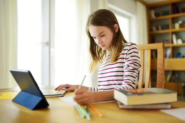 Předpuberťačka Dělá Domácí Úkoly Digitálním Tabletem Doma Dítě Používající Gadgets — Stock fotografie