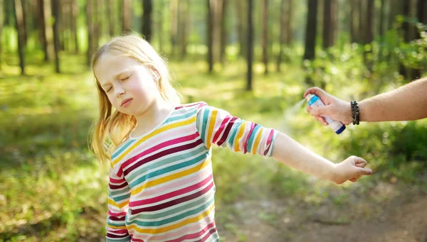 Mother Applying Insect Repellent Her Daughter Forest Hike Beautiful Summer — Stock Photo, Image