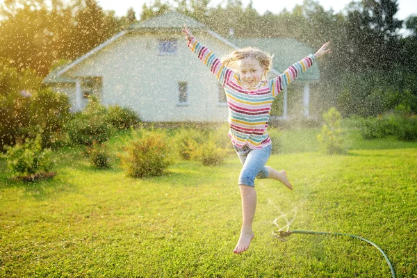 Очаровательная Молодая Девушка Играет Разбрызгивателем Заднем Дворе Солнечный Летний День — стоковое фото