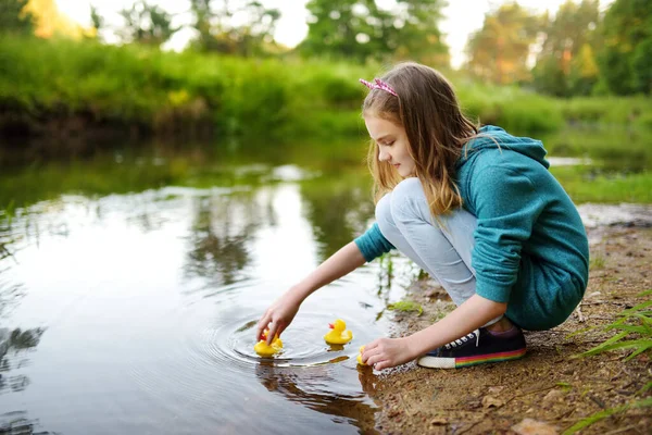Schattig Jong Meisje Spelen Bij Een Rivier Met Kleurrijke Rubberen — Stockfoto