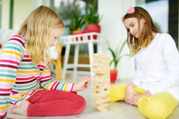 Δύο Χαριτωμένες Αδελφές Παίζουν Ξύλο Μπλοκ Πύργο Παιχνίδι Στο Σπίτι — Φωτογραφία Αρχείου