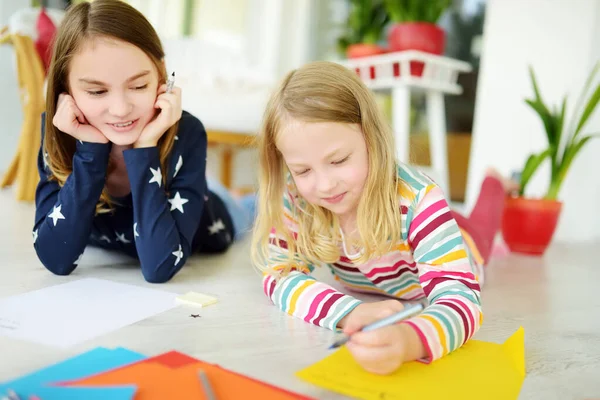 Två Unga Systrar Ritar Med Färgglada Pennor Hemma Kreativa Barn — Stockfoto