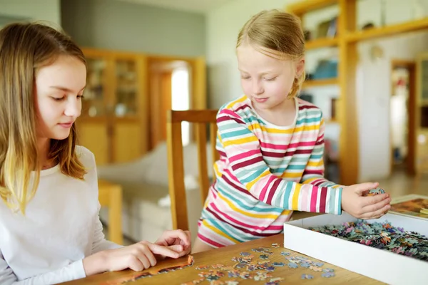 Raparigas Giras Jogar Puzzles Casa Crianças Conectando Peças Quebra Cabeça — Fotografia de Stock