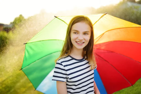 Linda Joven Sosteniendo Colorido Paraguas Arco Iris Día Verano Lluvioso — Foto de Stock