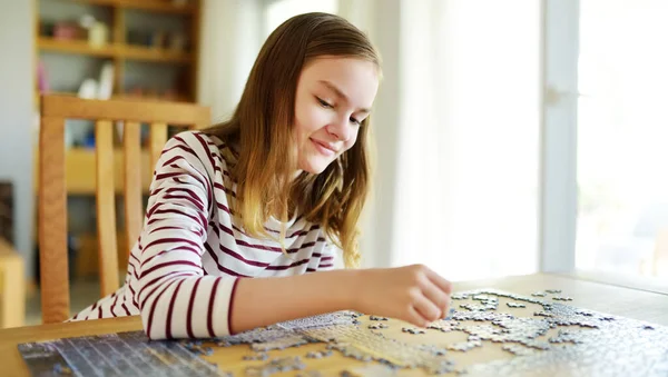 Söt Ung Flicka Spelar Pussel Hemma Barn Ansluter Pusselbitar Ett — Stockfoto