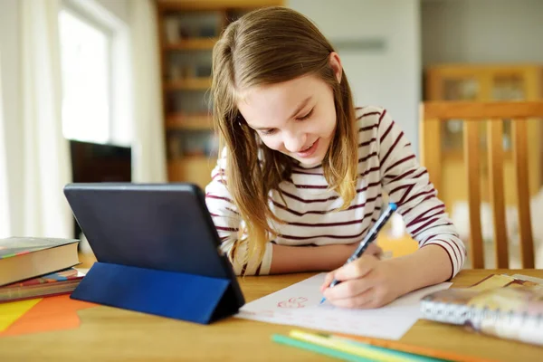 Kleuterschoolmeisje Doet Haar Huiswerk Met Digitale Tablet Thuis Kind Dat — Stockfoto