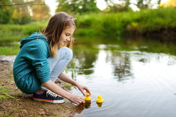 Roztomilá Mladá Dívka Hraje Řeky Barevnými Gumovými Kachnami Dítě Baví — Stock fotografie