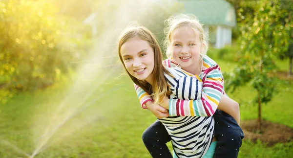 Bedårande Små Flickor Leker Med Sprinkler Bakgård Solig Sommardag Söta — Stockfoto