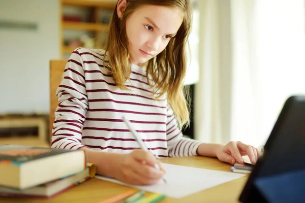 Studentessa Adolescente Che Compiti Con Tablet Digitale Casa Bambino Che — Foto Stock