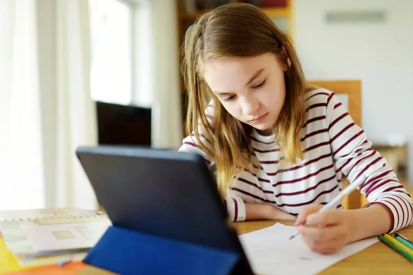 Studentessa Adolescente Che Compiti Con Tablet Digitale Casa Bambino Che — Foto Stock