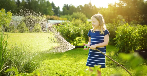 Söt Ung Flicka Vattna Rabatter Trädgården Sommardagen Barn Använder Trädgårdsslang — Stockfoto