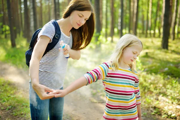 Mor Applicerar Insektsmedel Sin Dotter Innan Skogsvandring Vacker Sommardag Skyddar — Stockfoto