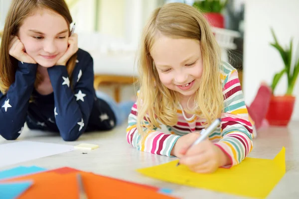 Två Unga Systrar Ritar Med Färgglada Pennor Hemma Kreativa Barn — Stockfoto