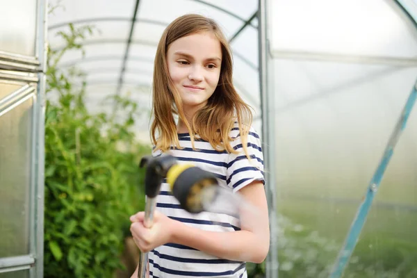 Adorable Joven Regando Verduras Variuos Invernadero Día Soleado Verano Niño — Foto de Stock