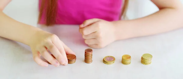 Крупный План Детских Рук Груды Монет Ребенок Учится Считать Деньги — стоковое фото